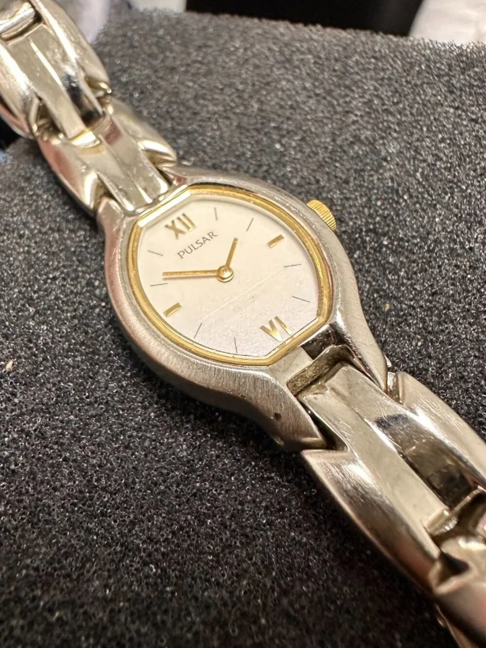 Pulsar Watch Women Silver Tone Oval Dial 20MM V400-X159 New Battery 7.5